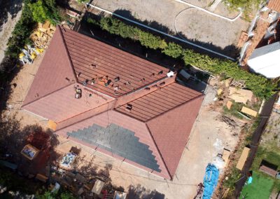 Casa de madera con tejas solares